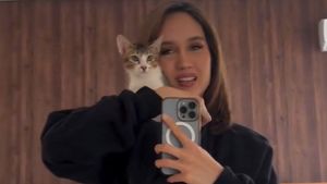 Adopsi Kucing Domestik, Intip Potret Cinta Laura yang Dipuji Warganet