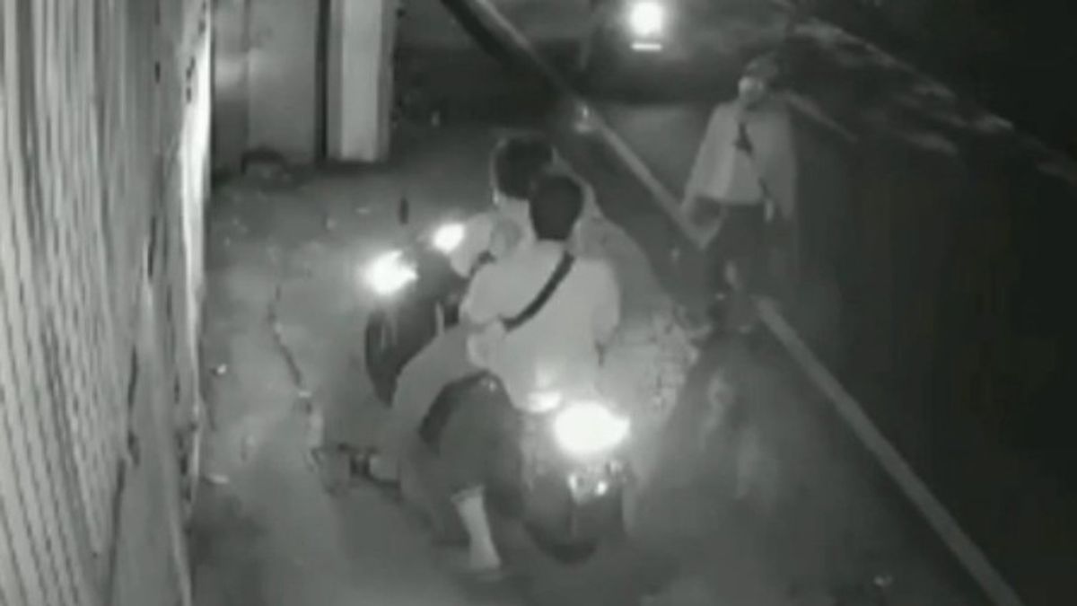 東ジャカルタのチパユンでのCCTV映像オートバイの行動、オートバイランパスバリオを持つ2人の加害者