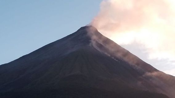 Residents Asked To Be Alert To The Volcanic Material Slope Of Mount Karangetang, North Sulawesi