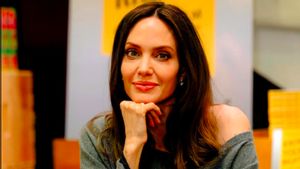 Angelina Jolie Bicara Gamblang soal Mastektomi, Dorong Kesadaran Kanker Payudara