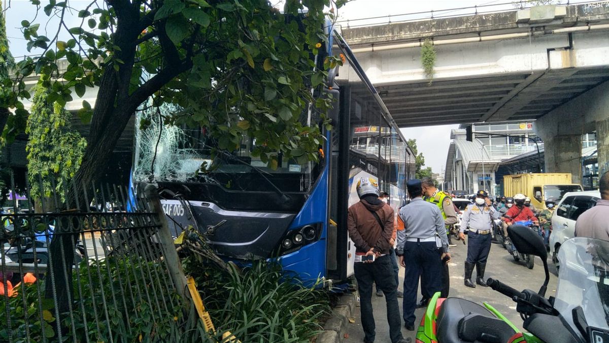 トランスジャカルタバスがデュレン・サウィトの公共施設に衝突、死亡者なし