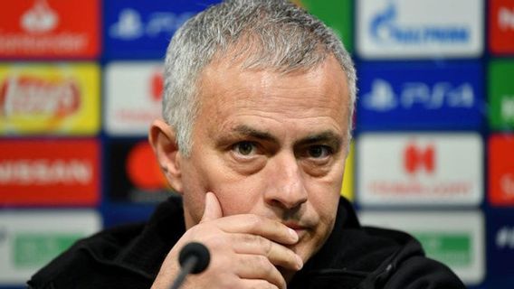 Mourinho dan Pemain Spurs Langgar Aturan Jaga Jarak