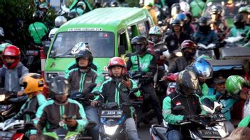 Social Assistance Disbanded! A Motorcycle Taxi Driver Gets Money, An Angkot Driver Receives Ongkos Subsidy, Do You Agree, Brothers?