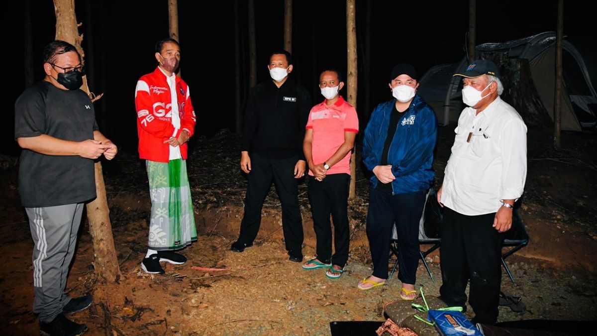 夜出在IKN的帐篷里，佐科威穿着G20围裙和夹克，只有部长巴苏基忠实的工作服