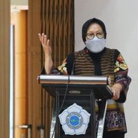 社会部长里斯玛为 Ntt 的每位洪水受害者提供 1500 万印尼盾的赔偿
