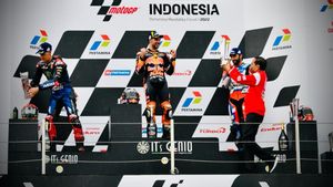 Aksi Jokowi di Podium MotoGP Mandalika Cuma 45 Detik: Kasih Piala, Jabat Tangan Lalu Pergi