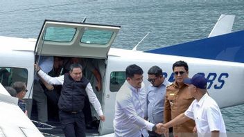 北苏门答腊省省长Jajal Transportasi Baru Seaplane 到Lake Toba