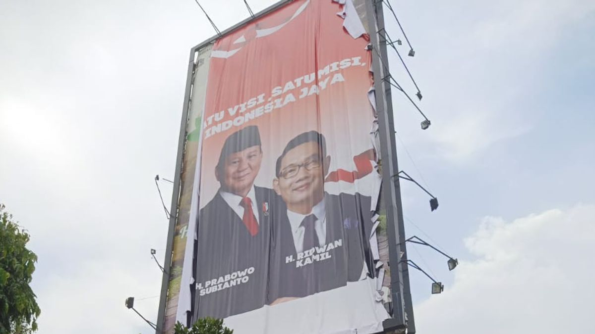 Satpol PP Jaktim Copot Baliho Raksasa Cagub DKI Jakarta in Kampung Melayu