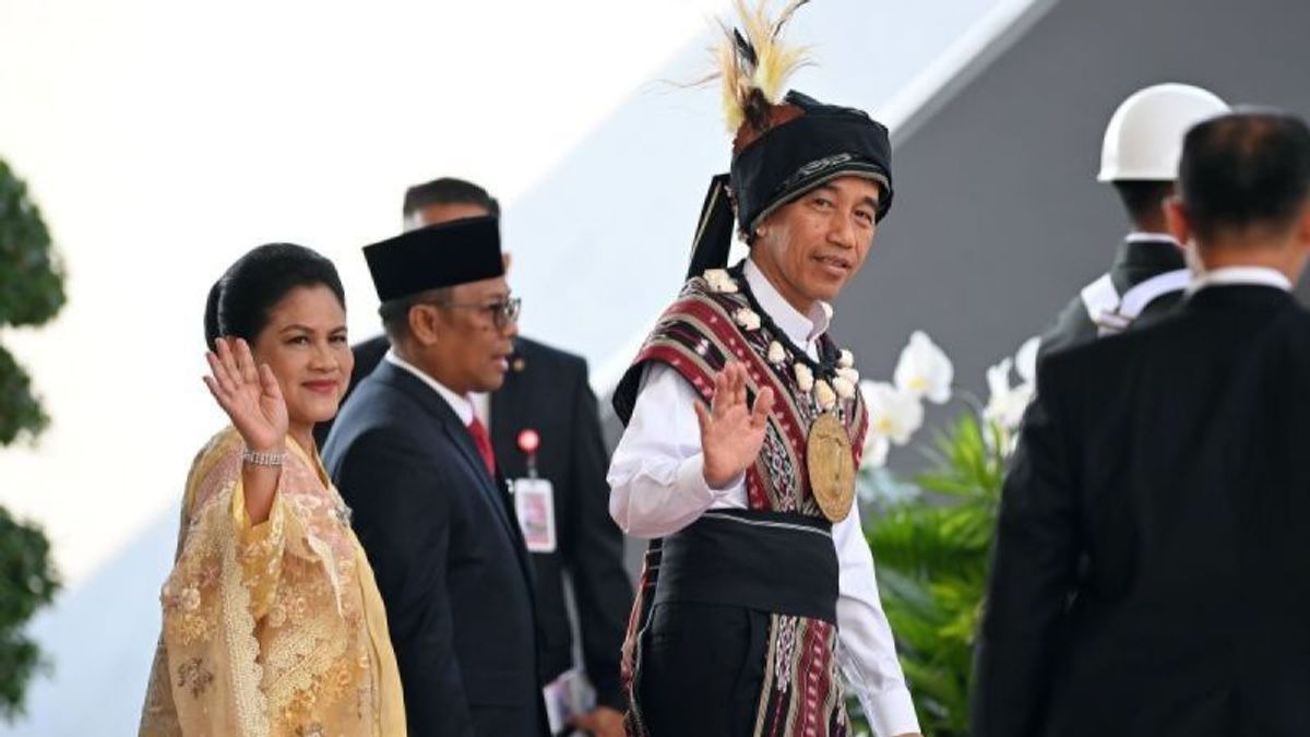 Last September's Kunker Became Jokowi's Beginning 'Love Collapse' And Wear Traditional Tanimbar Clothes