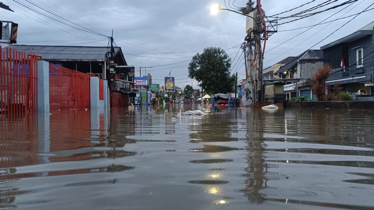由于Ciliwung River的溢出,东雅加达的12 RT再次洪水泛滥