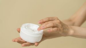 Anjuran Memakai Body Lotion yang Benar untuk Jaga Kesehatan Kulit dengan Maksimal