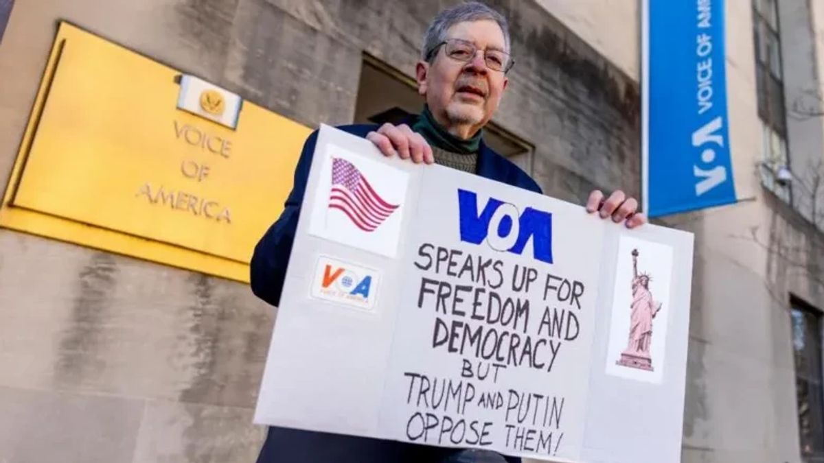 VOIスタッフは、資金提供が停止された後、ドナルド・トランプの政府を訴える