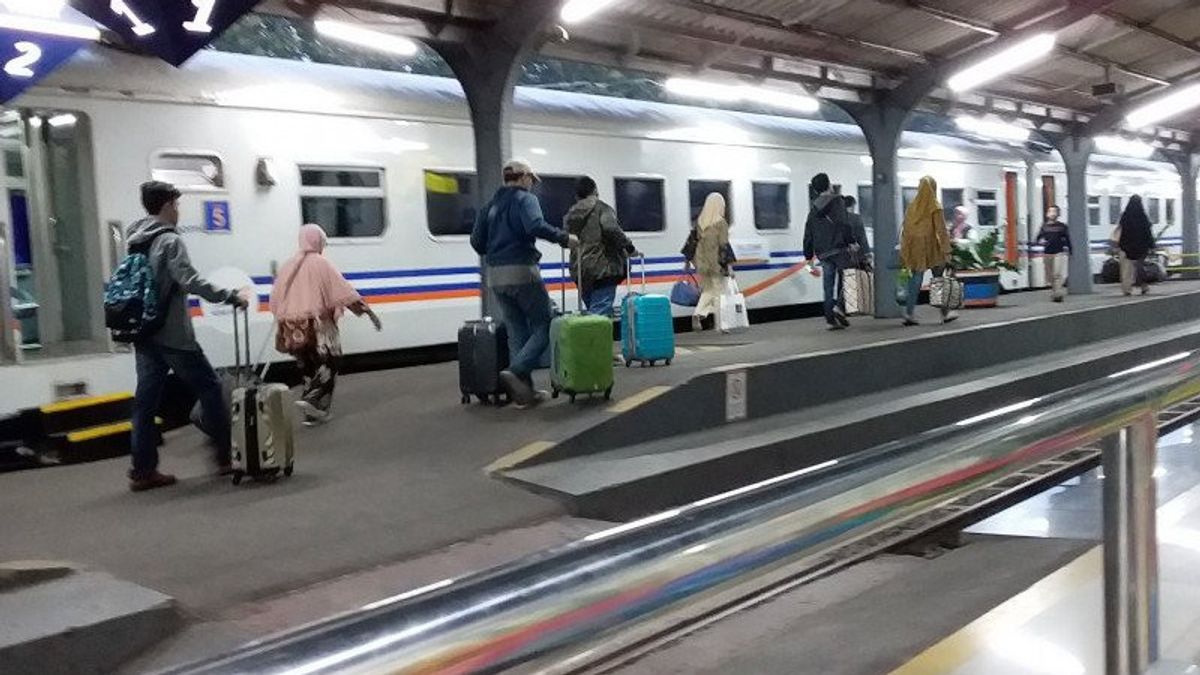 New Rules For Traveling By Intercity Train Ahead Of Lebaran 2022 Homecoming, Ministry Of Transportation: Free COVID-19 Tests For Those Who Have Boosters