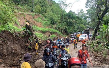 BPBD Cianjur Turunkan Alat Berat Buka Akses Jalan Penghubung Tertutup Longsor di Cibeber