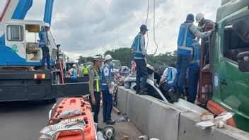 Mercedes Benz Tertimpa Besi yang Sedang Diangkut Truk di Tol Batang, 1 Tewas