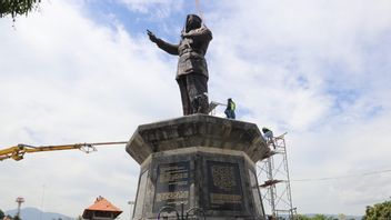 看着卡诺雕像谁站在巴厘岛布勒伦加兰特