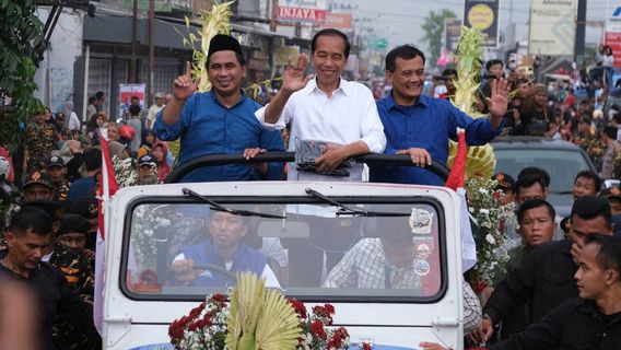 Puluhan Ribu Warga Sambut Pawai Jokowi Bersama Ahmad Luthfi dan Taj Yasin