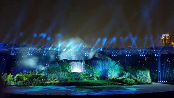 2018年亚运会开幕式:印尼在GBK主体育场展示了人工瀑布