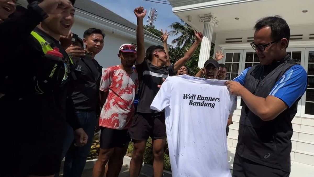 万隆 - 茂物跑道120公里,这位跑步者在西爪哇皮尔古布的Bima Arya的支持下