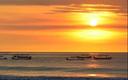 Wisatawan Sudah Liburan di Bali, Pantai Kuta Ramai, Jalanan Padat Merayap