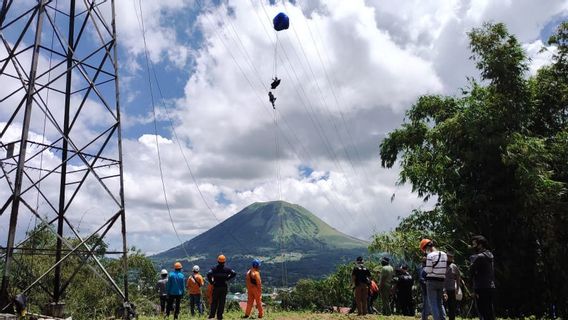 Penerjun Payung yang Tersangkut di SUTT Tomohon-Tasikria Selamat