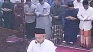 جاكرتا - الأخبار المحزنة ، توفي مجلس قضاة MTQ South Sulawesi أثناء صلاة الإمام في الفجر