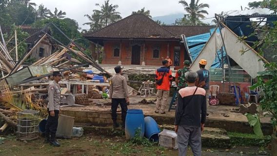 BPBD: Angin Puting Beliung di Tabanan Robohkan Rumah dan Tempat Suci