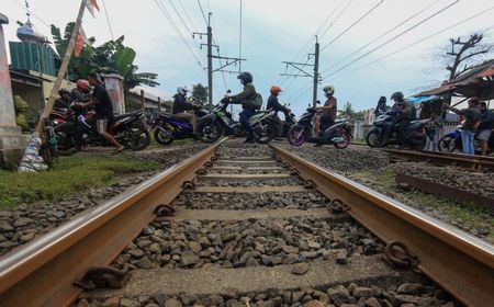 Kecepatan KA Melintas Cirebon Capai 120 Km per Jam, KAI Minta Warga Waspada di Perlintasan Kereta