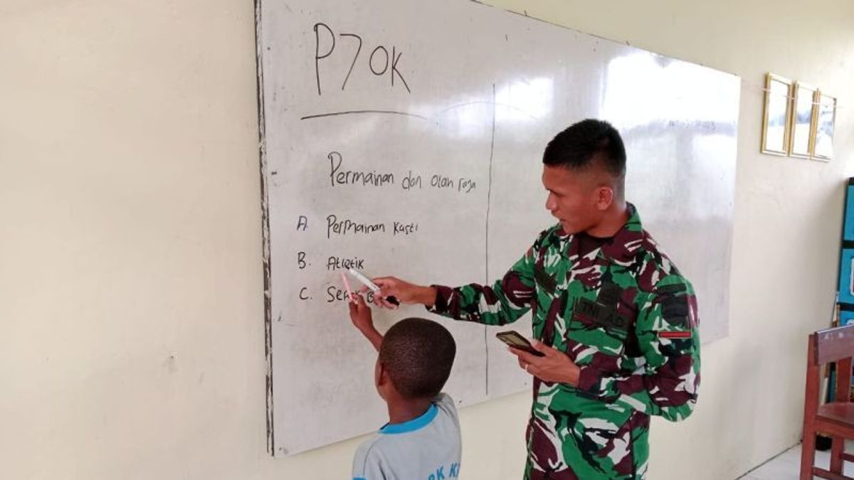 Satgas TNI Bantu Kembangkan Pendidikan di Kampung Kisor