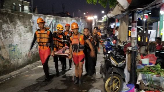 The Elderly Evacuation SAR Team Was Staked In By The Flood In Cawang, East Jakarta