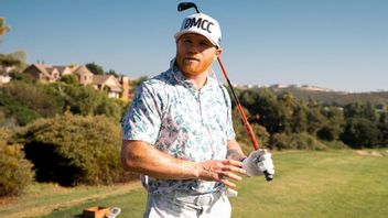 Playing Golf Is Canelo Alvarez's Unique Way To Learn To Speak English
