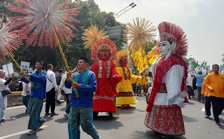 Daftar Pilkada, RK-Suswono Diarak Ondel-Ondel dan Barongsai Menuju KPU Jakarta