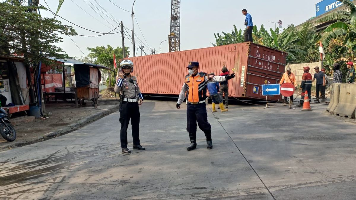 Apart From The Truck Agency, The Container Overturned On Jalan Rorotan Babek Jakut