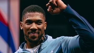Anthony Joshua Bisa Lawan Juara Kickboxing Rico Verhoeven