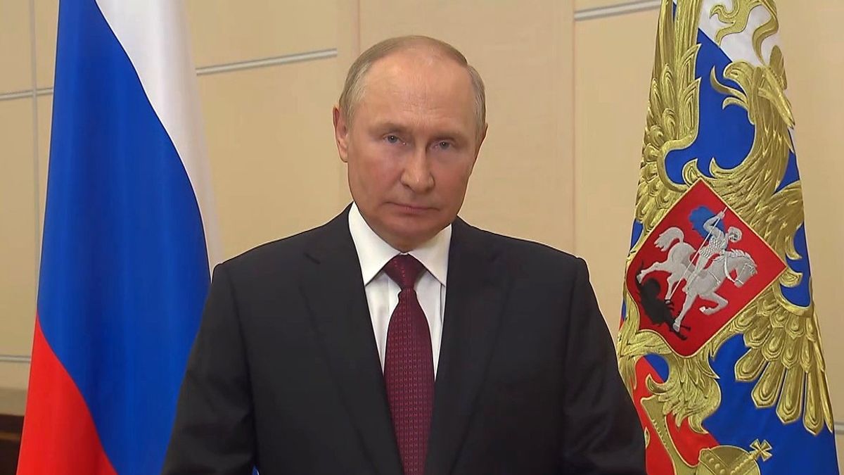 プーチン大統領は ロシアのすべての学校が9月1日から始まる旗