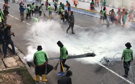 Massa di Patung Kuda Bubar, Petugas Bersih-bersih