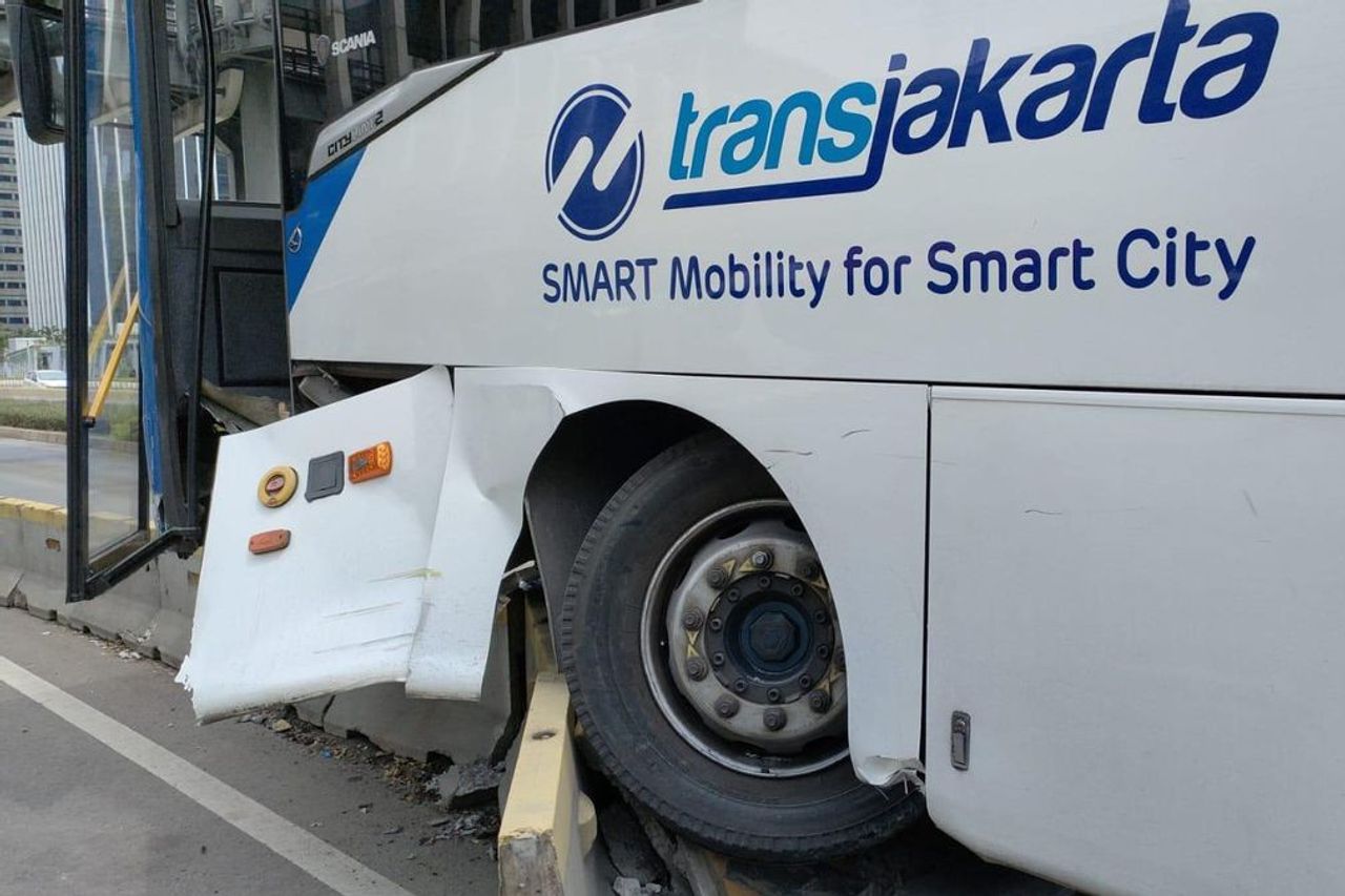 Transjakarta Will Add CCTV Around Bus Stops And Cabins