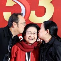 Kecupan Kasih Prananda dan Puan Warnai Rakernas PDIP
