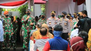  Panglima TNI Bareng Kapolri Tinjau Vaksinasi Massal di Puskesmas Surabaya   