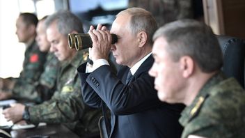 普京总统观察俄罗斯军事战略核演习：让轰炸机、潜艇参与洲际弹道导弹演习  
