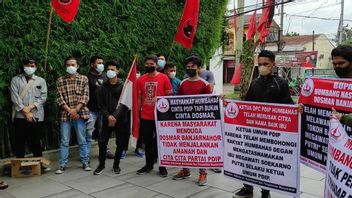 Demonstran Sambangi Kantor PDIP Sumut, Tuntut Bupati Humbahas Dosmar Dicopot karena Mobil Dinas Baru