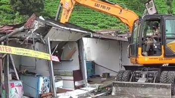 Bringing An Excavator, Civil Service Police Dismantle Stalls And Street Vendors In Puncak Bogor