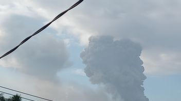 日曜日の朝、北マルクのドゥコノ山が噴火し、2.6KMアブバルカニックを噴火