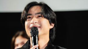 Devano Danendra Pakai Wig Gondrong Sebelah Hingga Menyamar Jadi DJ Funkot di Film <i>Caper</i>