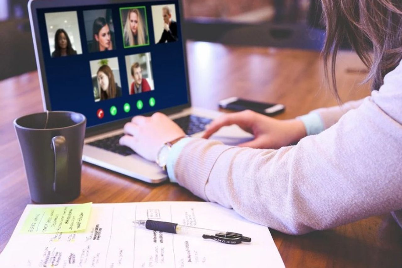 How To Blur The Zoom Background During An Online Meeting Using A Laptop Or  Macbook