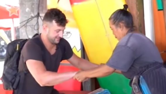 Viral Caucasians In Bali Helped By Mrs. Oka Kind-hearted Trader Who Is Fluent In English, Maybe This Can Erase The Bad Image Of Forced Traders In Kuta