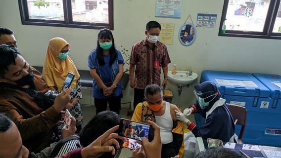 Wali Kota Tarakan Kaltara Disuntik Vaksin COVID-19: Ini Aman, Percepat Putus Penyebaran Virus Corona