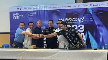 2名PDIP干部、DKI DPRD主席和Bobby Nasution参加2023年电动方程式比赛