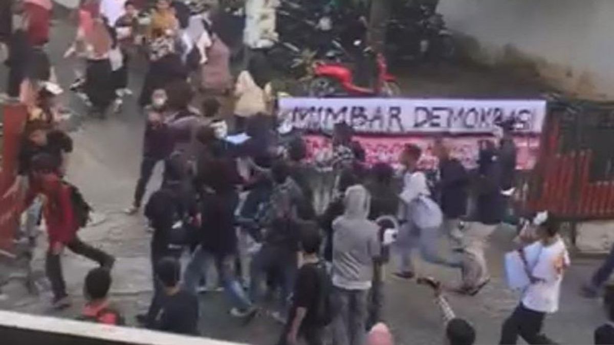 Orasi Mahasiswa Dinasti Politik di Unsultra Ricuh, Ketua BEM Kena Gebuk dan Polisi Turun Tangan