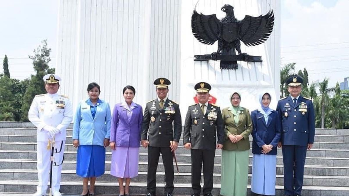 TNI司令官と3人の参謀長がジアラをカリバタ墓地に収容